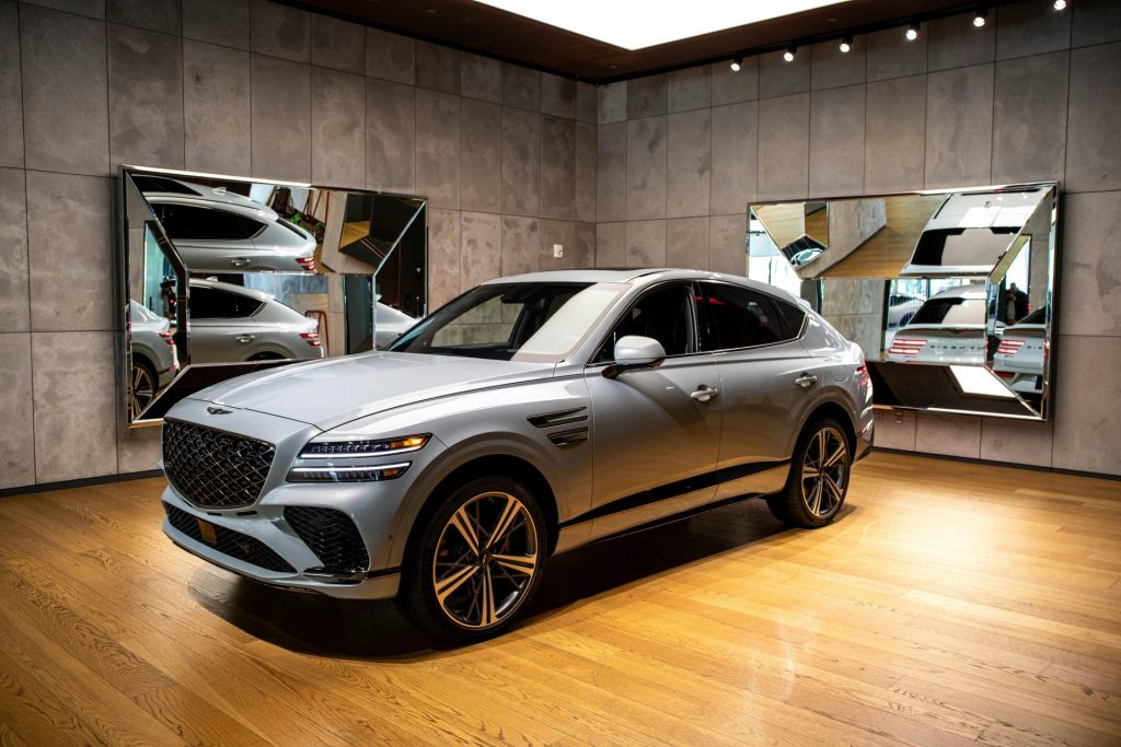 Elegante SUV de lujo expuesto en una moderna sala de exposición de automóviles en la ciudad de Nueva York.